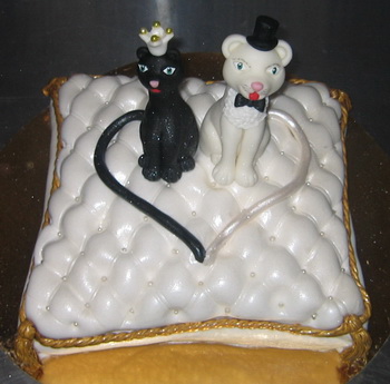 Свадебный торт с котами на пуфике